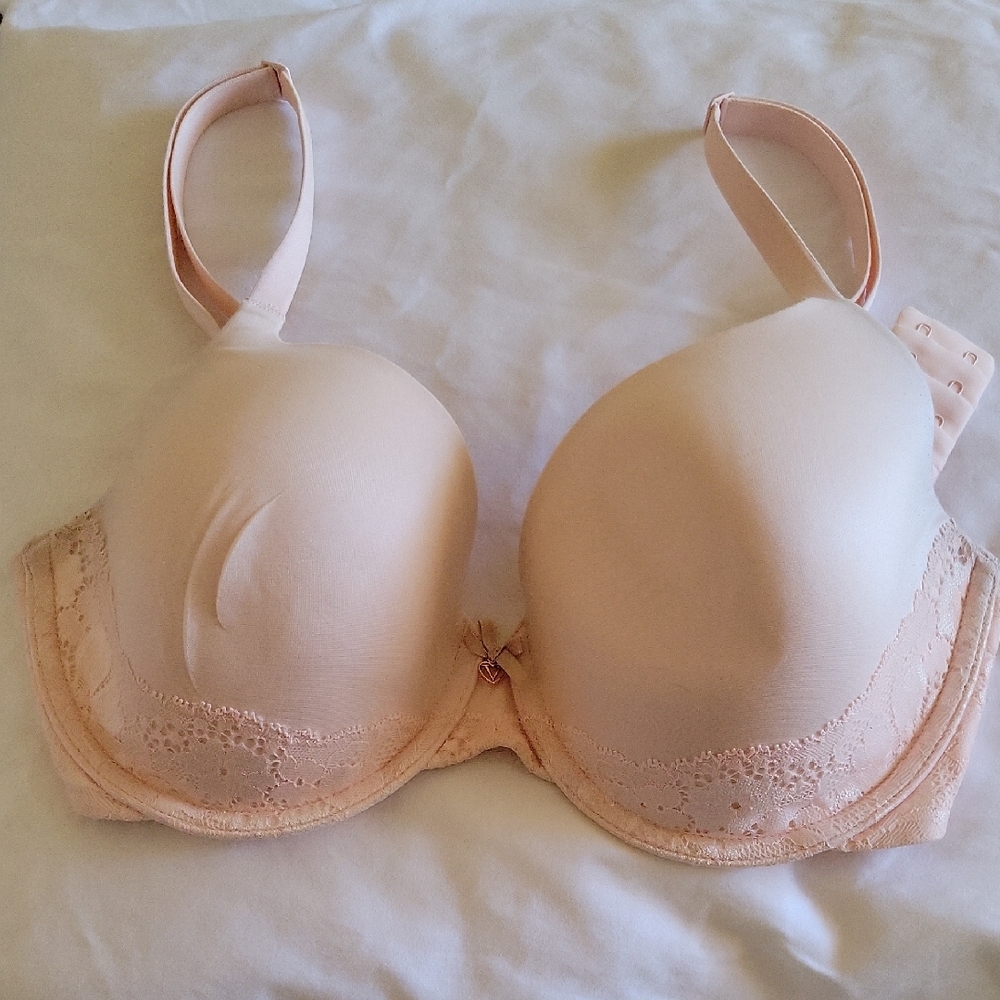 Victoria's Secret Lace Accent Bra in Cream
